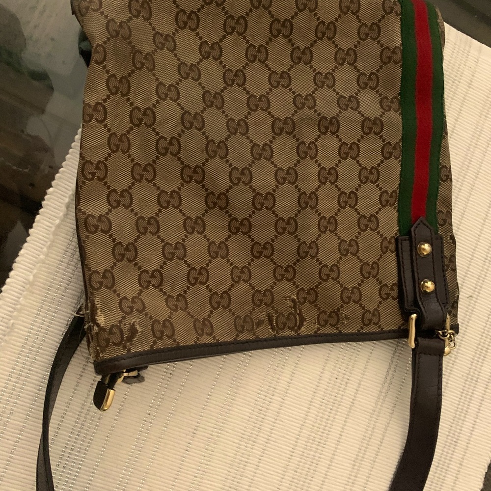 Gucci Crossbody, brown with logo and signature stripe.